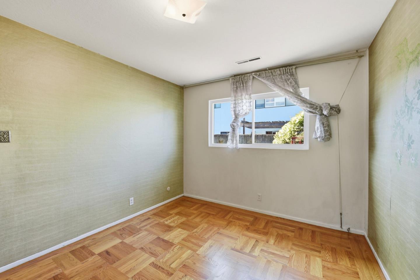 Detail Gallery Image 14 of 38 For 413 Whitehall Rd, Alameda,  CA 94501 - 3 Beds | 2 Baths