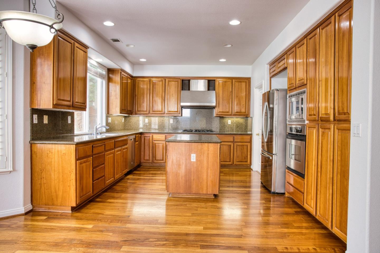 Detail Gallery Image 11 of 37 For 1030 Eastlake Cir, Tracy,  CA 95304 - 5 Beds | 3 Baths