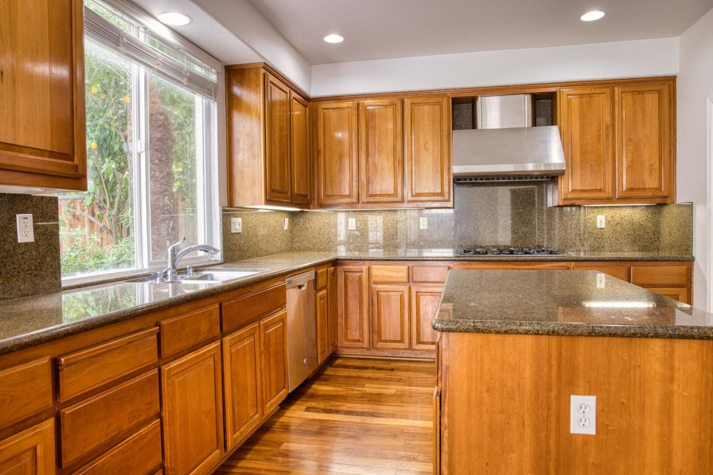 Detail Gallery Image 12 of 37 For 1030 Eastlake Cir, Tracy,  CA 95304 - 5 Beds | 3 Baths