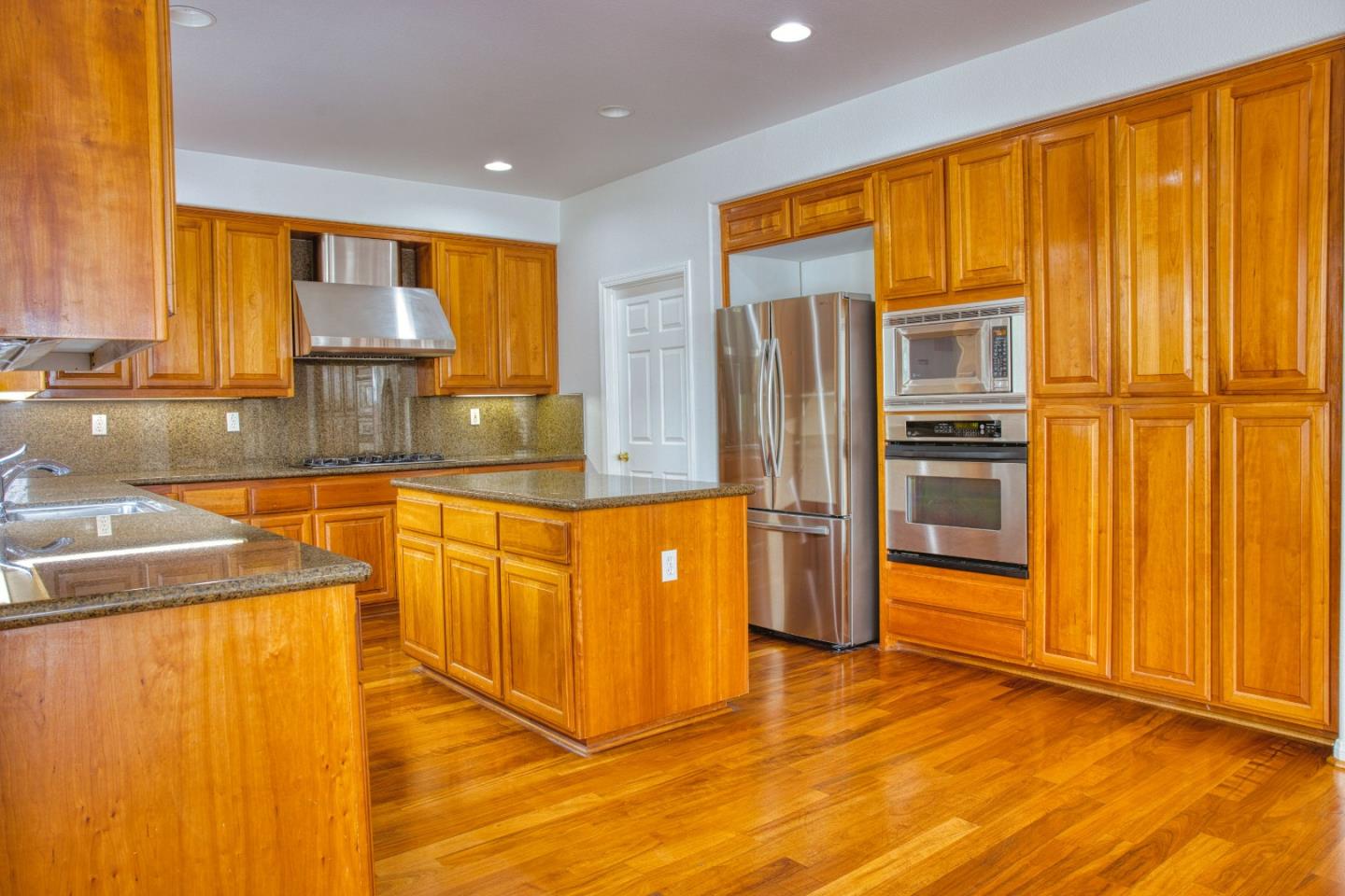 Detail Gallery Image 13 of 37 For 1030 Eastlake Cir, Tracy,  CA 95304 - 5 Beds | 3 Baths