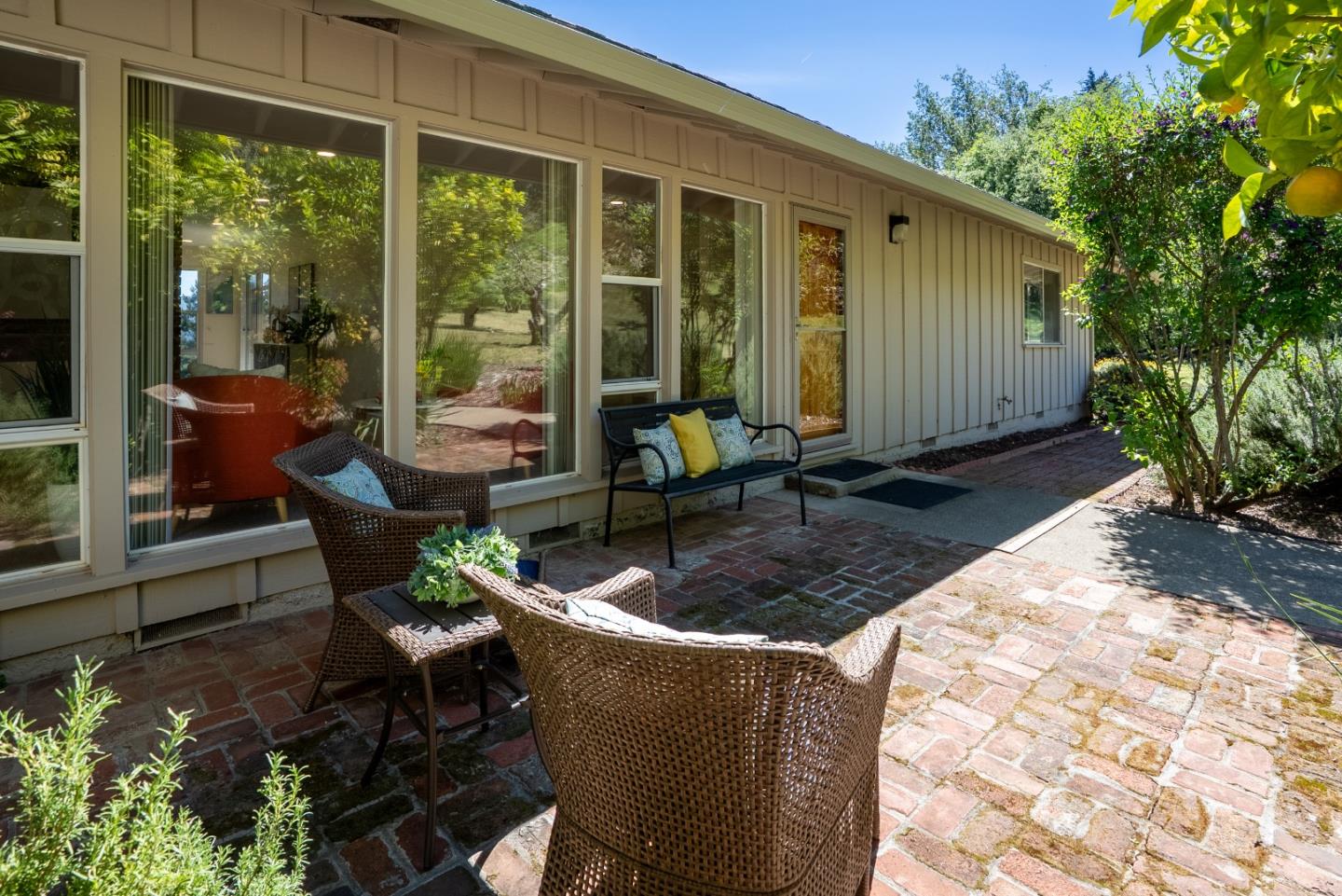 Front Image Thumbnail for ML82040577