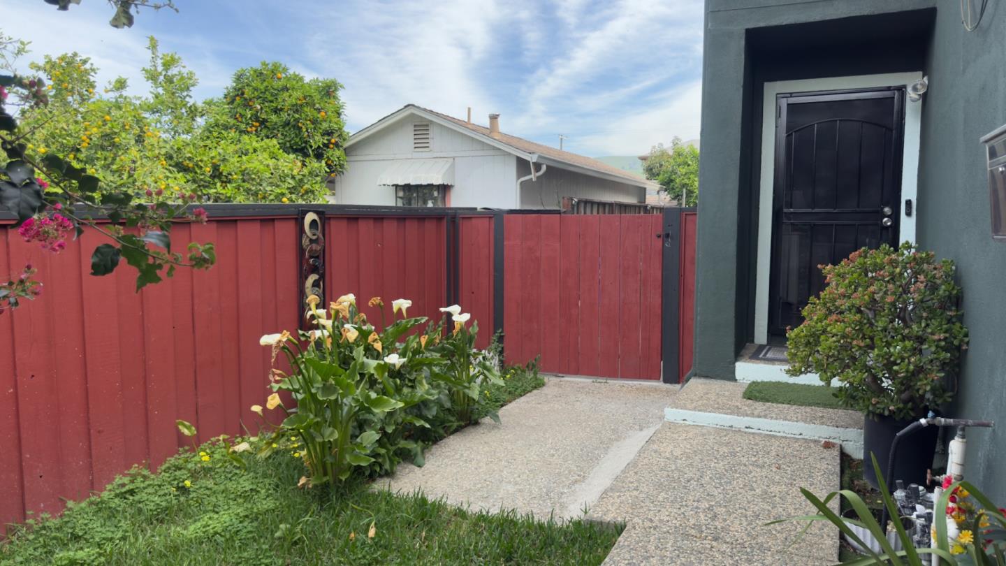 Detail Gallery Image 3 of 29 For 33520 Depot Rd, Union City,  CA 94587 - 6 Beds | 3/1 Baths