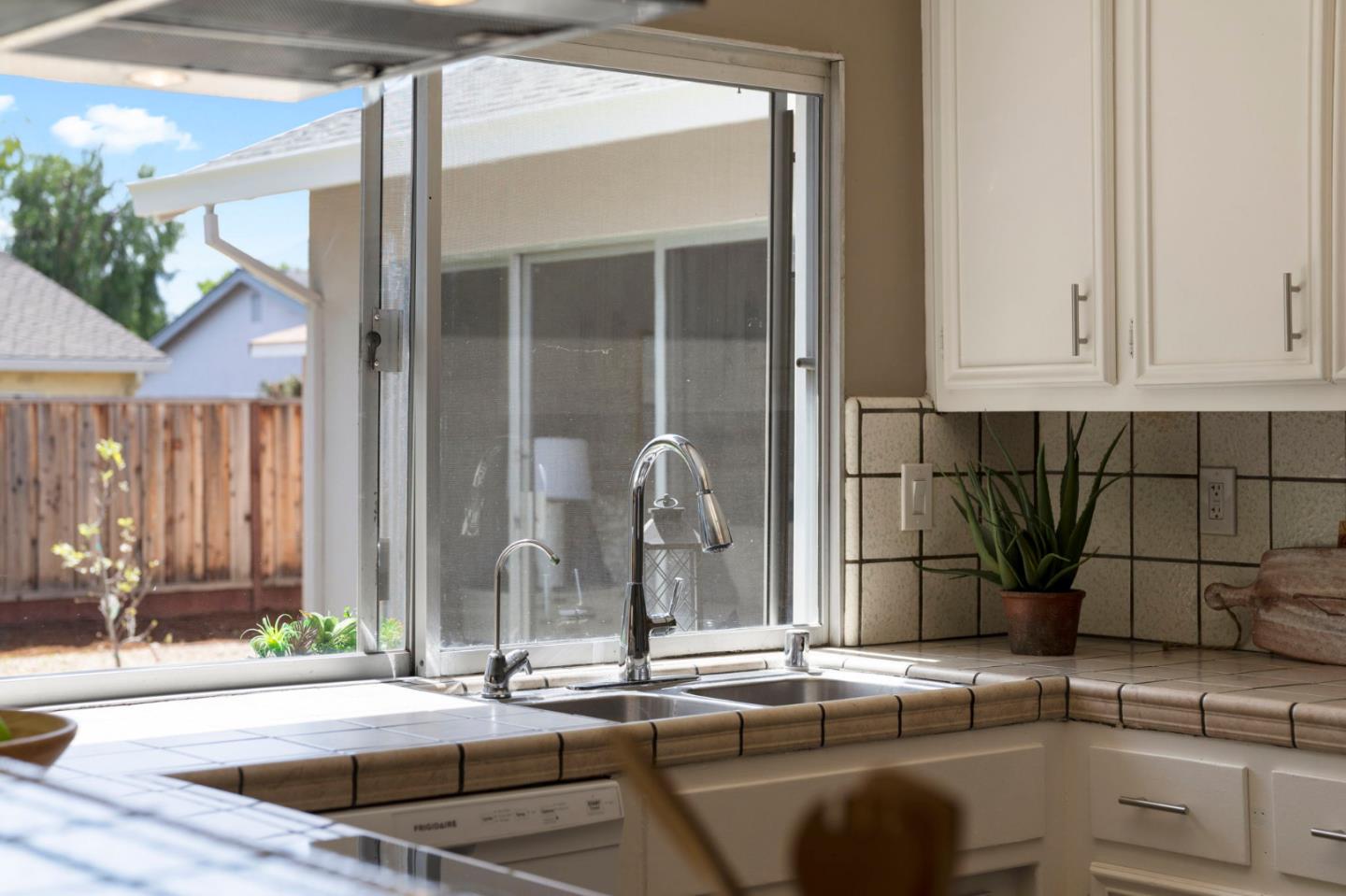 Detail Gallery Image 11 of 58 For 992 Branham Ln, San Jose,  CA 95136 - 4 Beds | 2 Baths