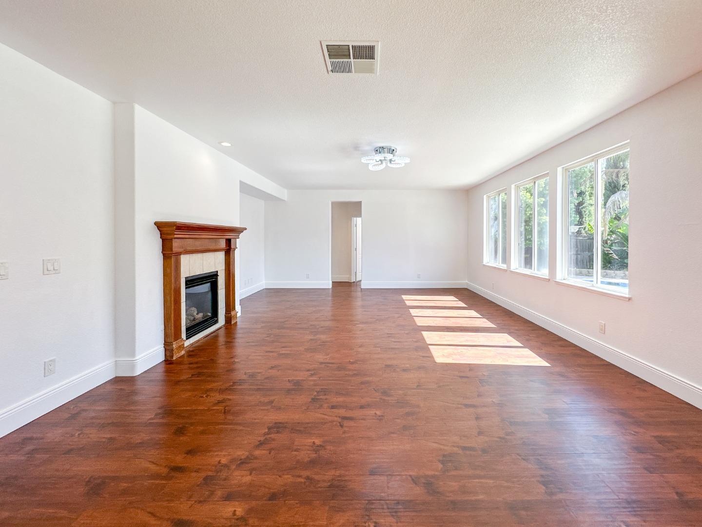 Detail Gallery Image 12 of 27 For 1444 Mendocino Creek Dr, Patterson,  CA 95363 - 5 Beds | 3 Baths