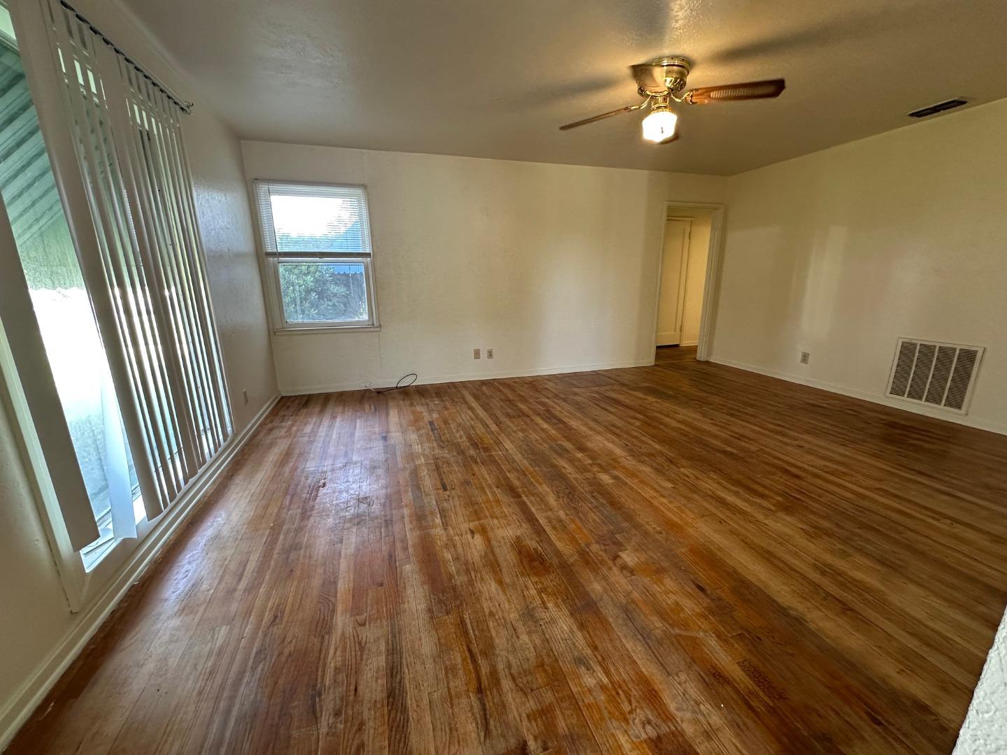 Detail Gallery Image 11 of 23 For 2042 E Mayfair, Fresno,  CA 93703 - 3 Beds | 1 Baths