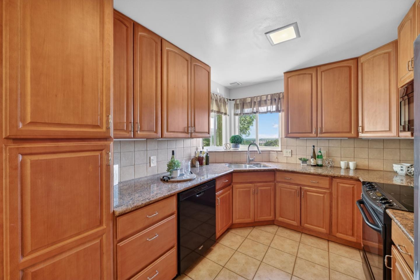 Detail Gallery Image 14 of 48 For 2315 Monserat Ave, Belmont,  CA 94002 - 3 Beds | 2/1 Baths