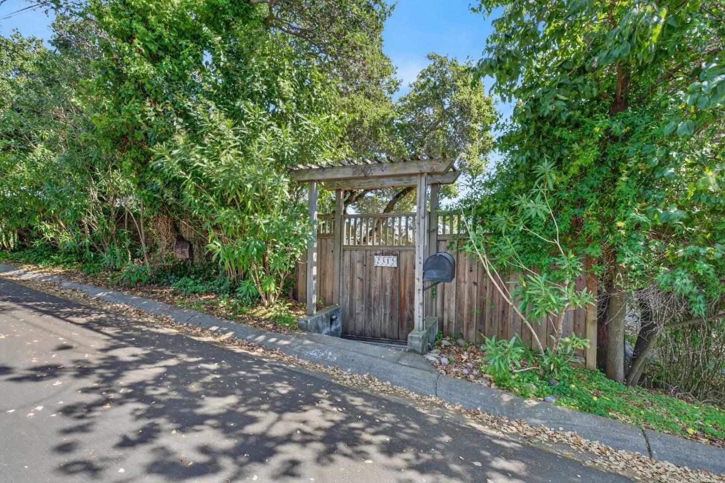 Detail Gallery Image 4 of 48 For 2315 Monserat Ave, Belmont,  CA 94002 - 3 Beds | 2/1 Baths