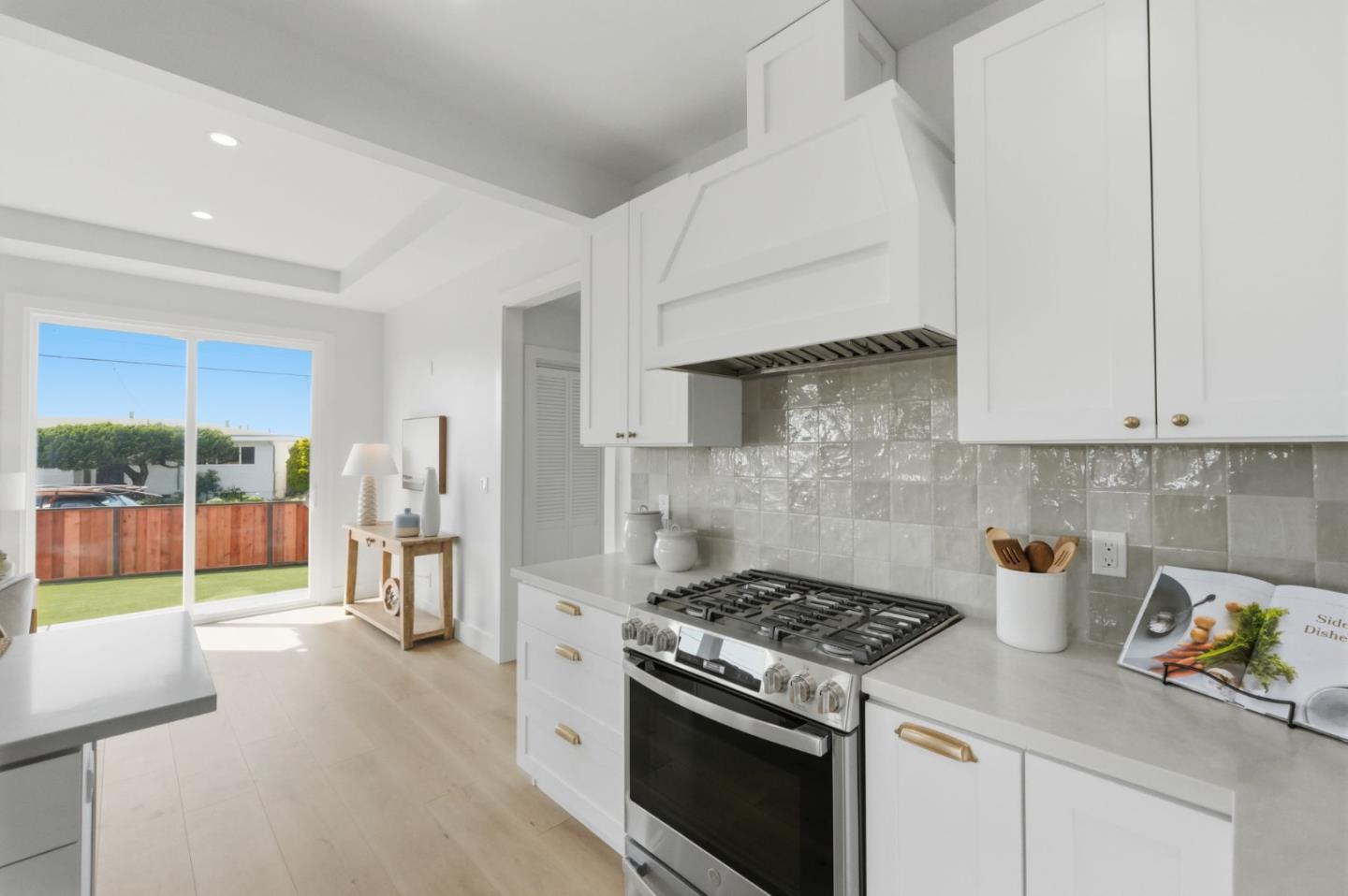 Detail Gallery Image 11 of 32 For 125 Shell St, Pacifica,  CA 94044 - 3 Beds | 2 Baths