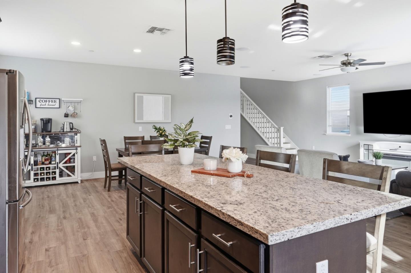 Detail Gallery Image 10 of 37 For 190 Tanoak St, Hollister,  CA 95023 - 4 Beds | 3 Baths