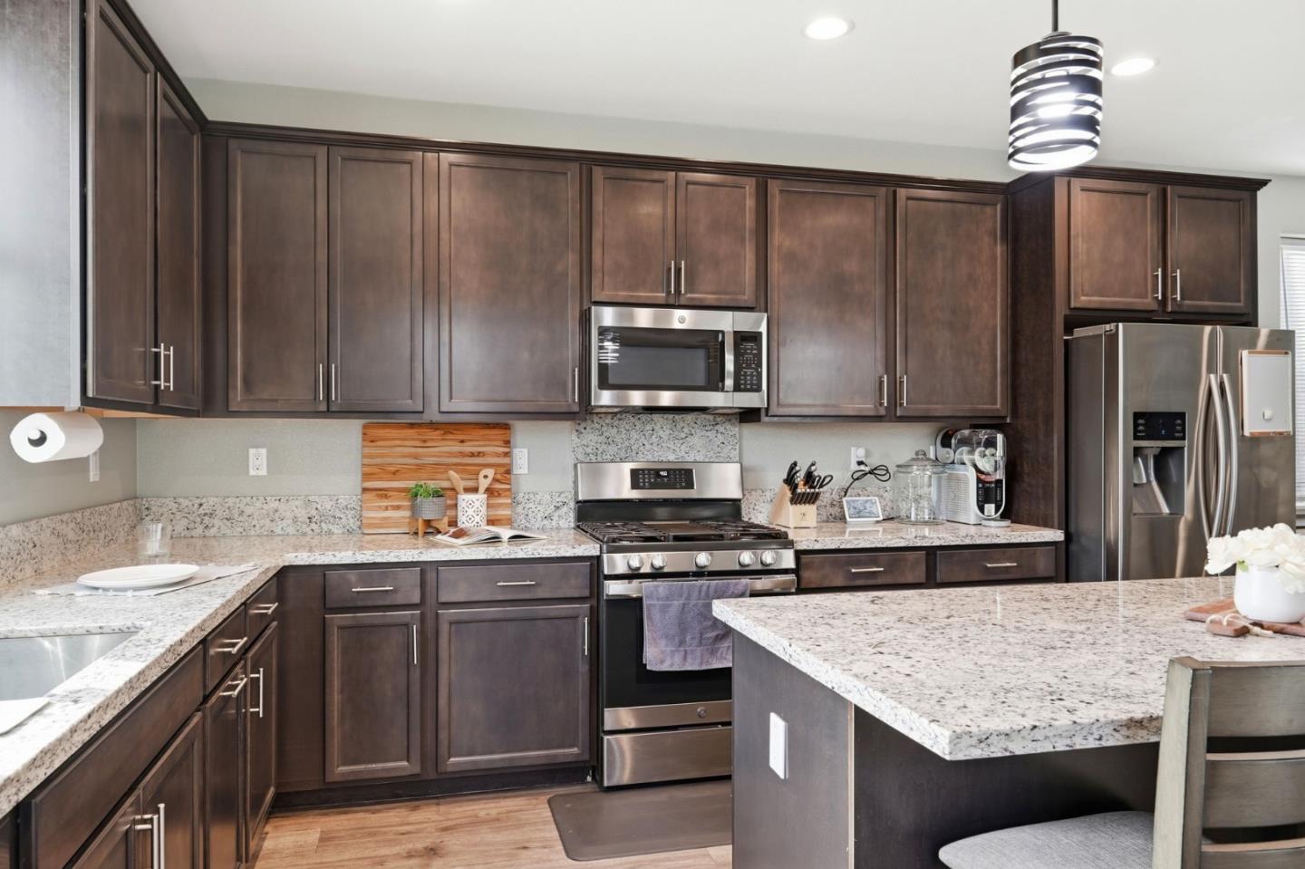 Detail Gallery Image 11 of 37 For 190 Tanoak St, Hollister,  CA 95023 - 4 Beds | 3 Baths