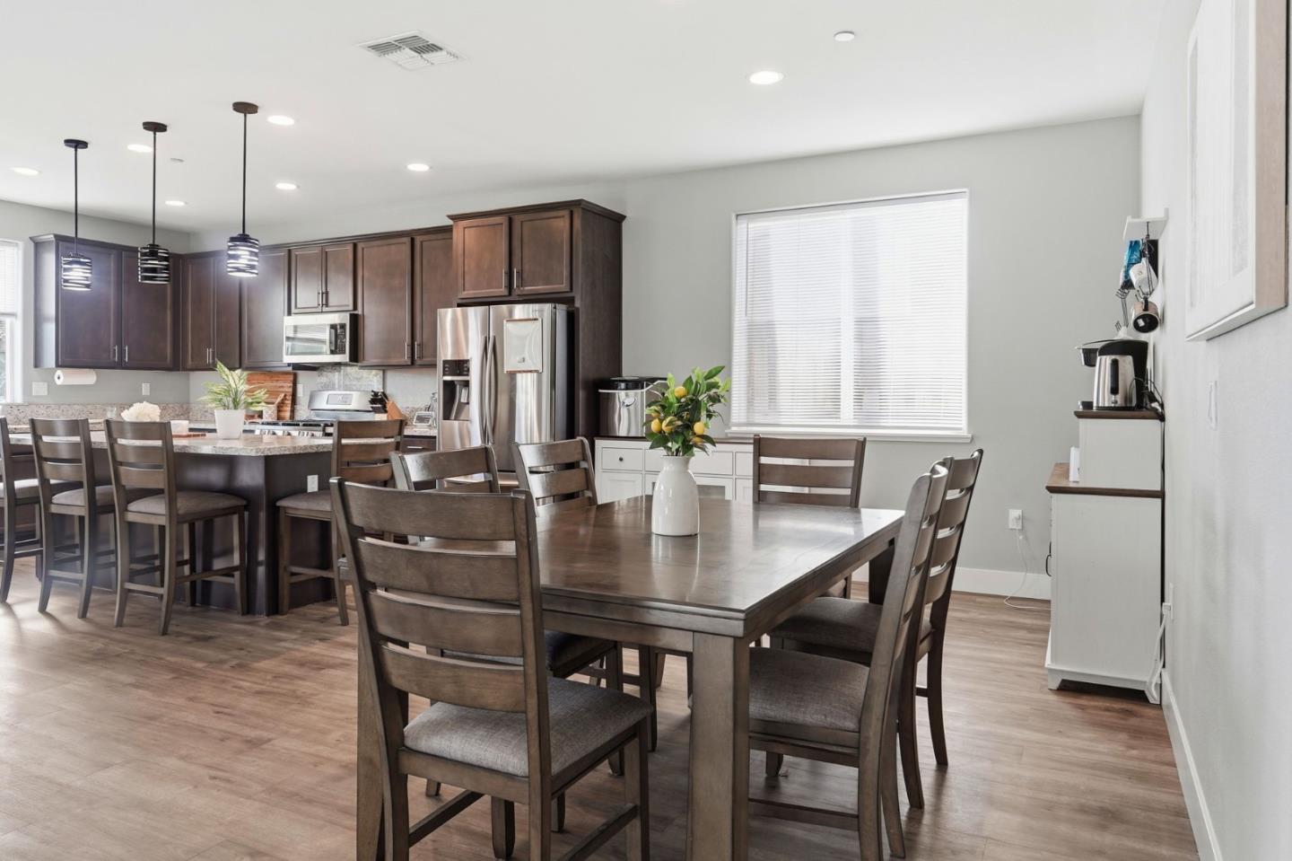 Detail Gallery Image 12 of 37 For 190 Tanoak St, Hollister,  CA 95023 - 4 Beds | 3 Baths