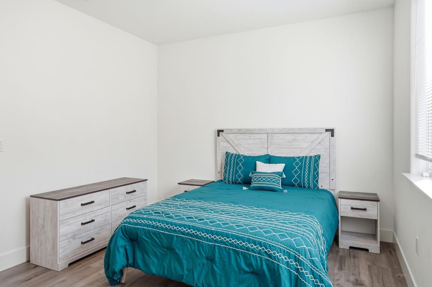 Detail Gallery Image 14 of 37 For 190 Tanoak St, Hollister,  CA 95023 - 4 Beds | 3 Baths