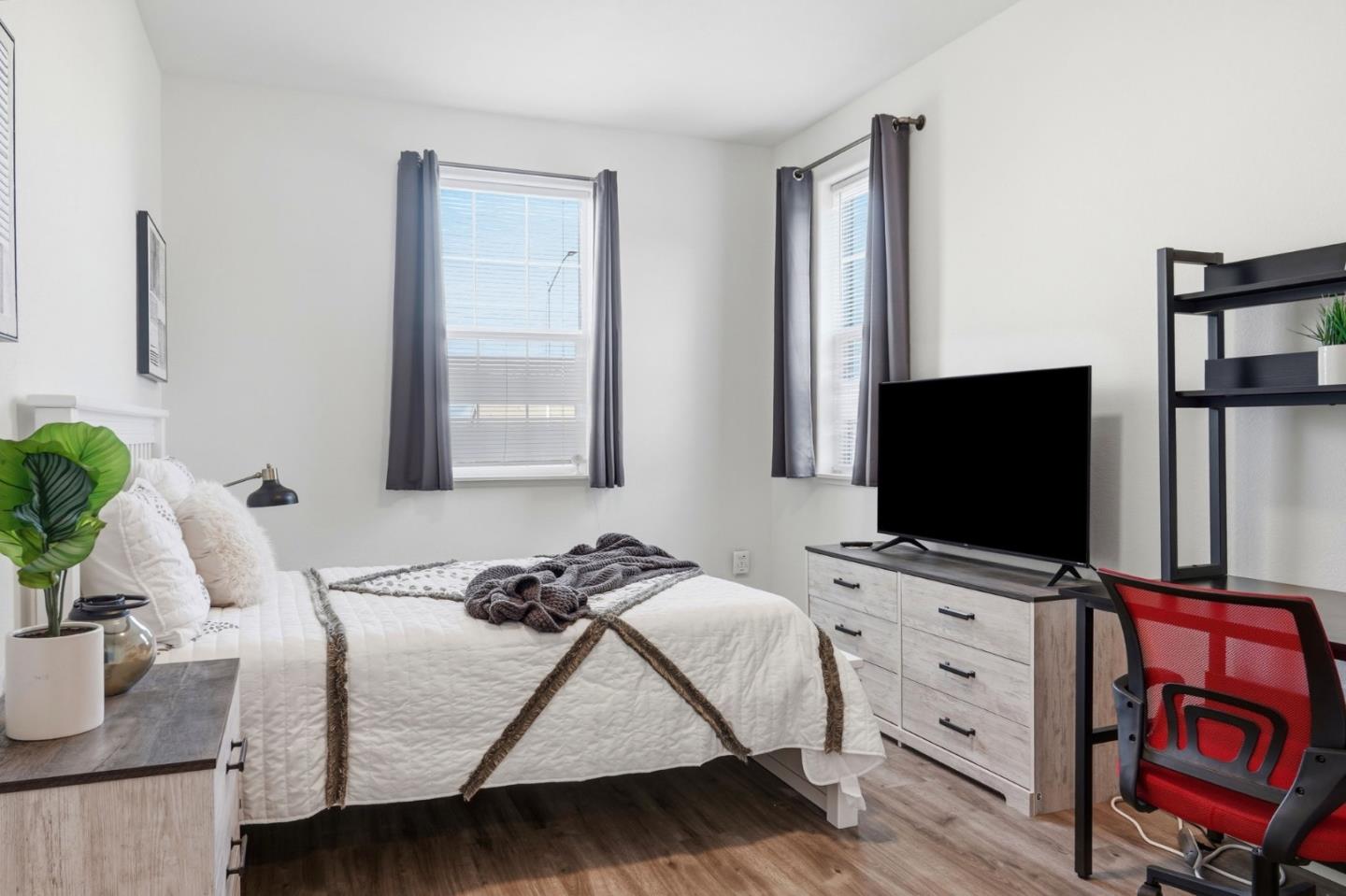 Detail Gallery Image 15 of 37 For 190 Tanoak St, Hollister,  CA 95023 - 4 Beds | 3 Baths