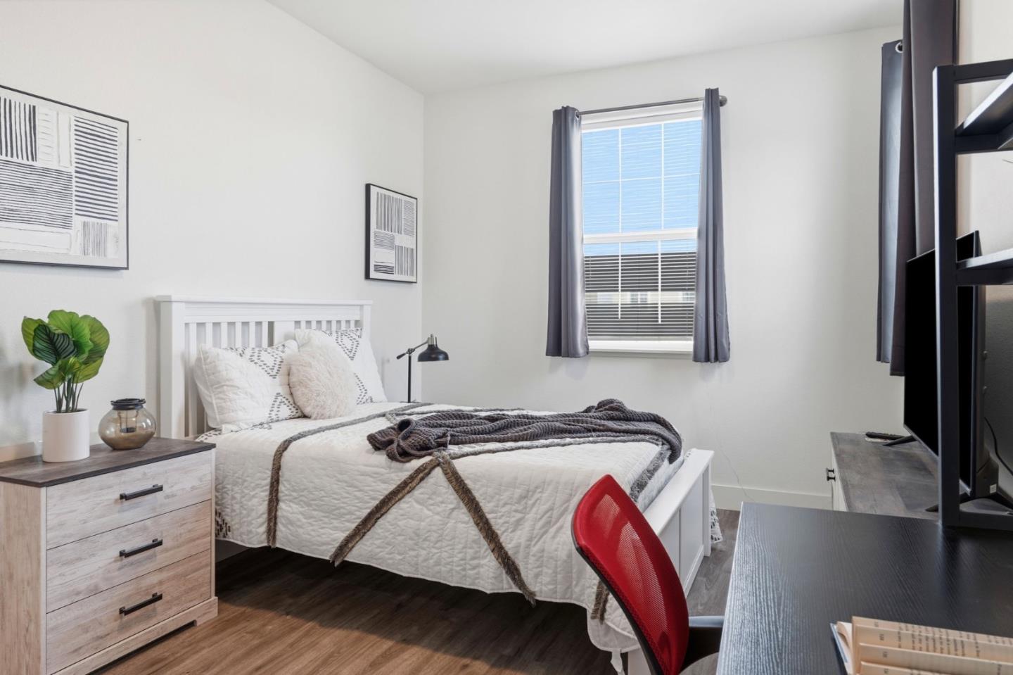 Detail Gallery Image 16 of 37 For 190 Tanoak St, Hollister,  CA 95023 - 4 Beds | 3 Baths