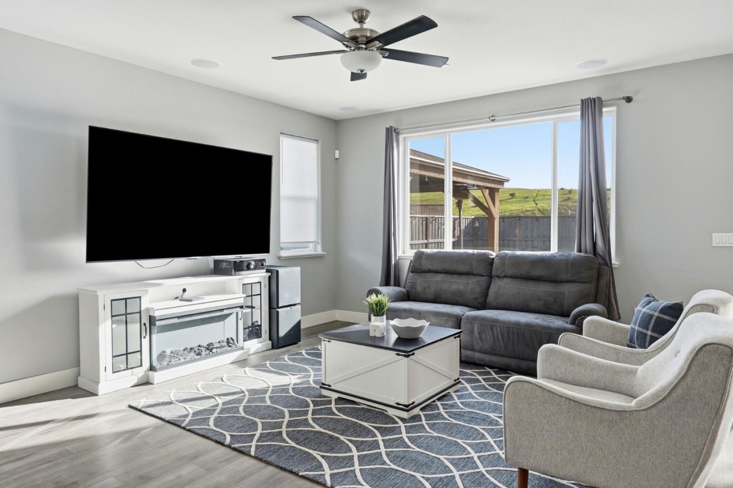 Detail Gallery Image 3 of 37 For 190 Tanoak St, Hollister,  CA 95023 - 4 Beds | 3 Baths