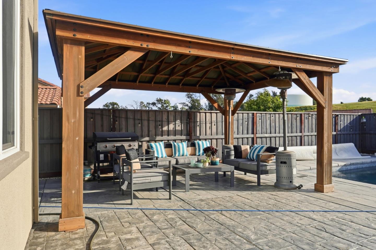 Detail Gallery Image 33 of 37 For 190 Tanoak St, Hollister,  CA 95023 - 4 Beds | 3 Baths