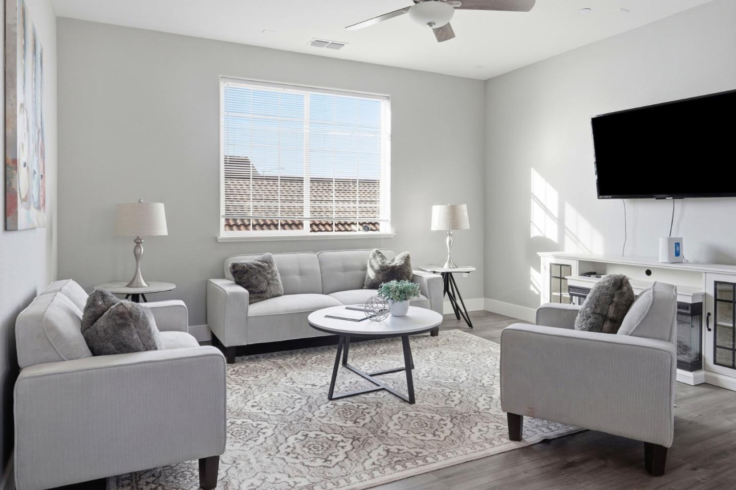 Detail Gallery Image 5 of 37 For 190 Tanoak St, Hollister,  CA 95023 - 4 Beds | 3 Baths