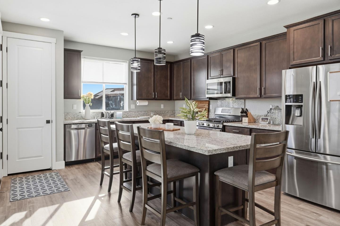 Detail Gallery Image 8 of 37 For 190 Tanoak St, Hollister,  CA 95023 - 4 Beds | 3 Baths