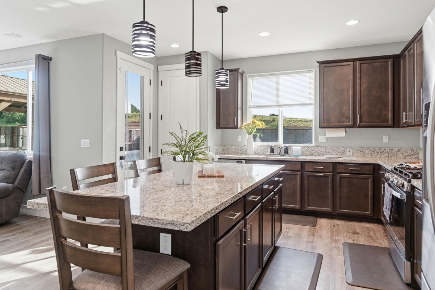 Detail Gallery Image 9 of 37 For 190 Tanoak St, Hollister,  CA 95023 - 4 Beds | 3 Baths