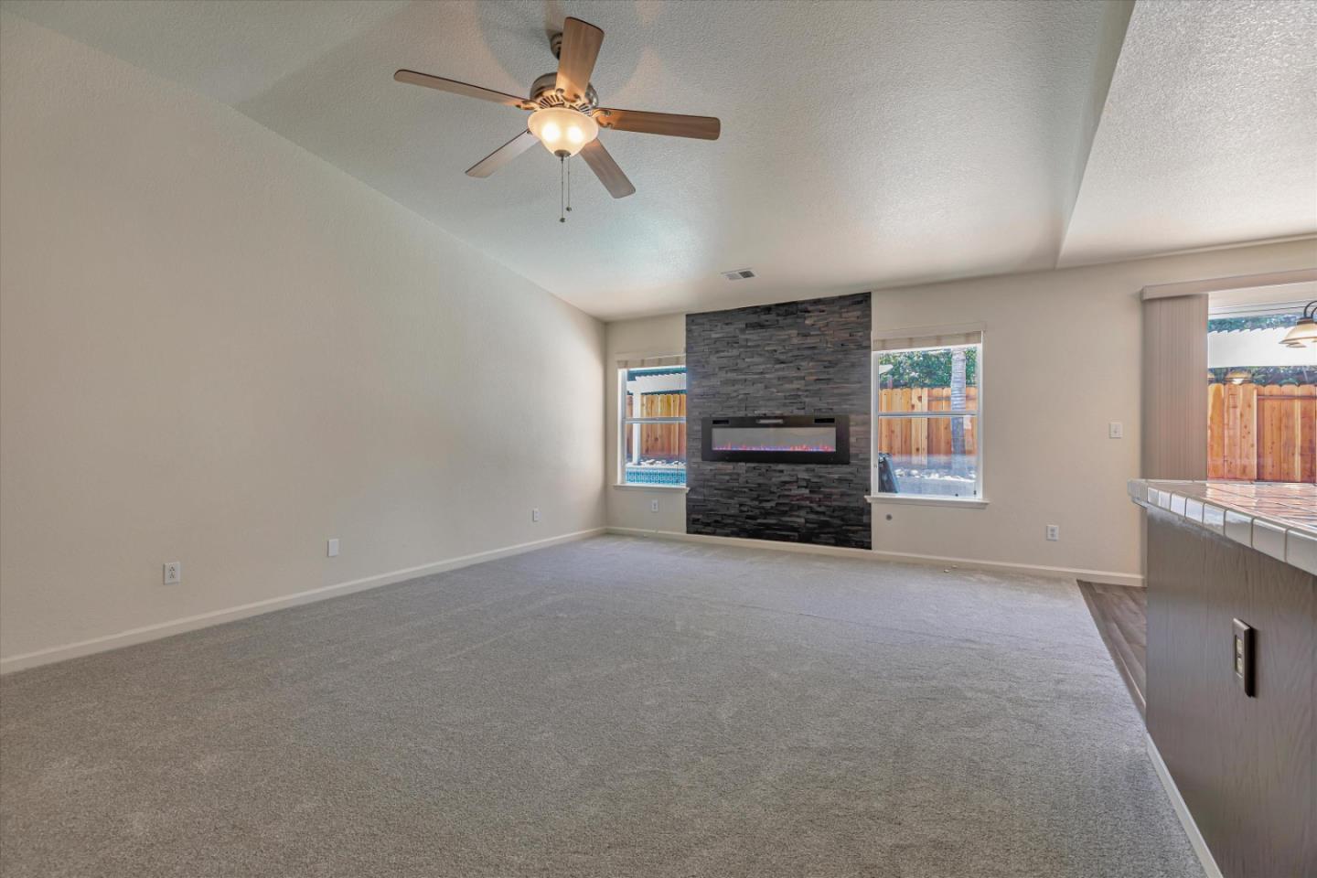 Detail Gallery Image 11 of 39 For 2161 Teakwood Ct, Hollister,  CA 95023 - 5 Beds | 3 Baths