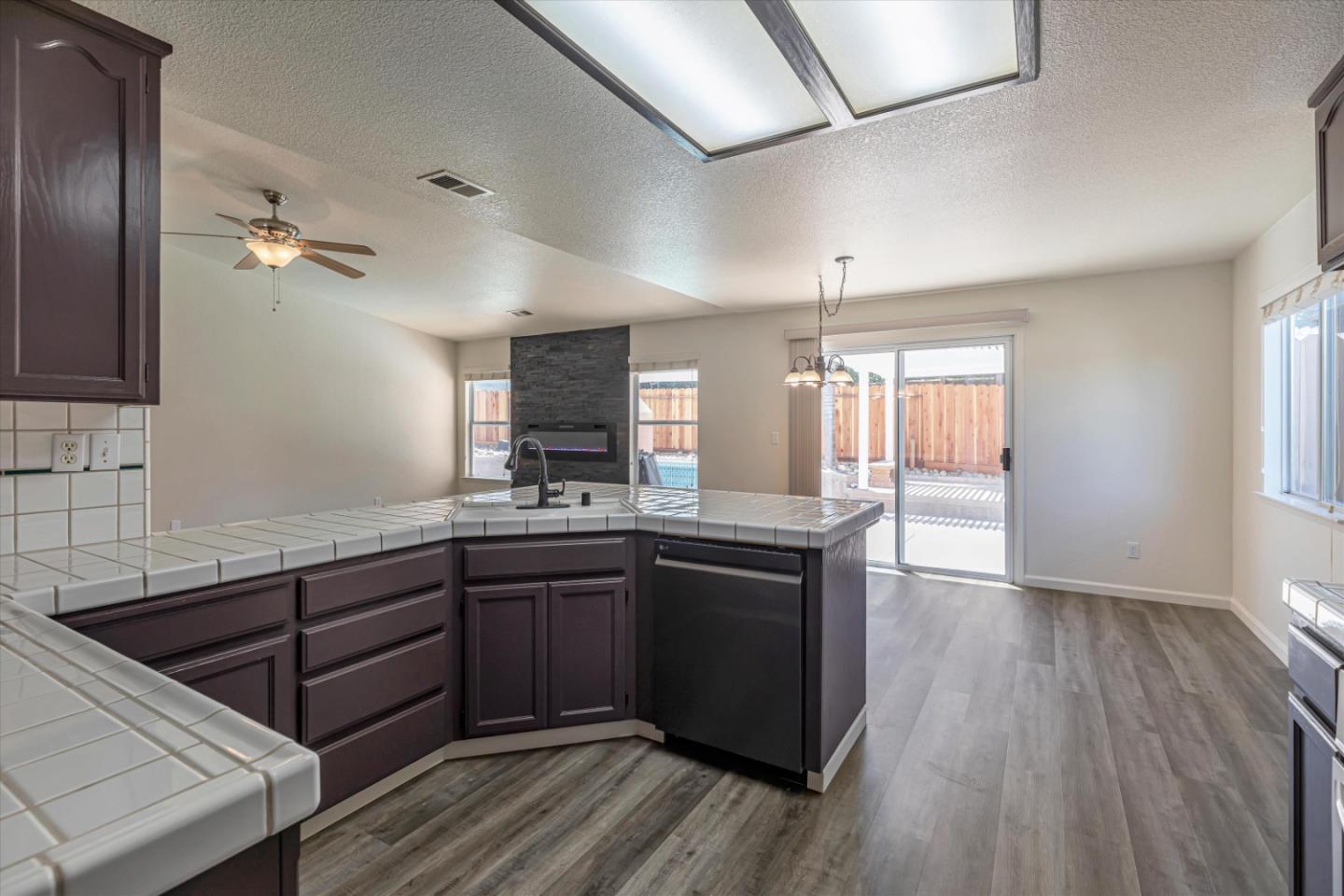 Detail Gallery Image 13 of 39 For 2161 Teakwood Ct, Hollister,  CA 95023 - 5 Beds | 3 Baths