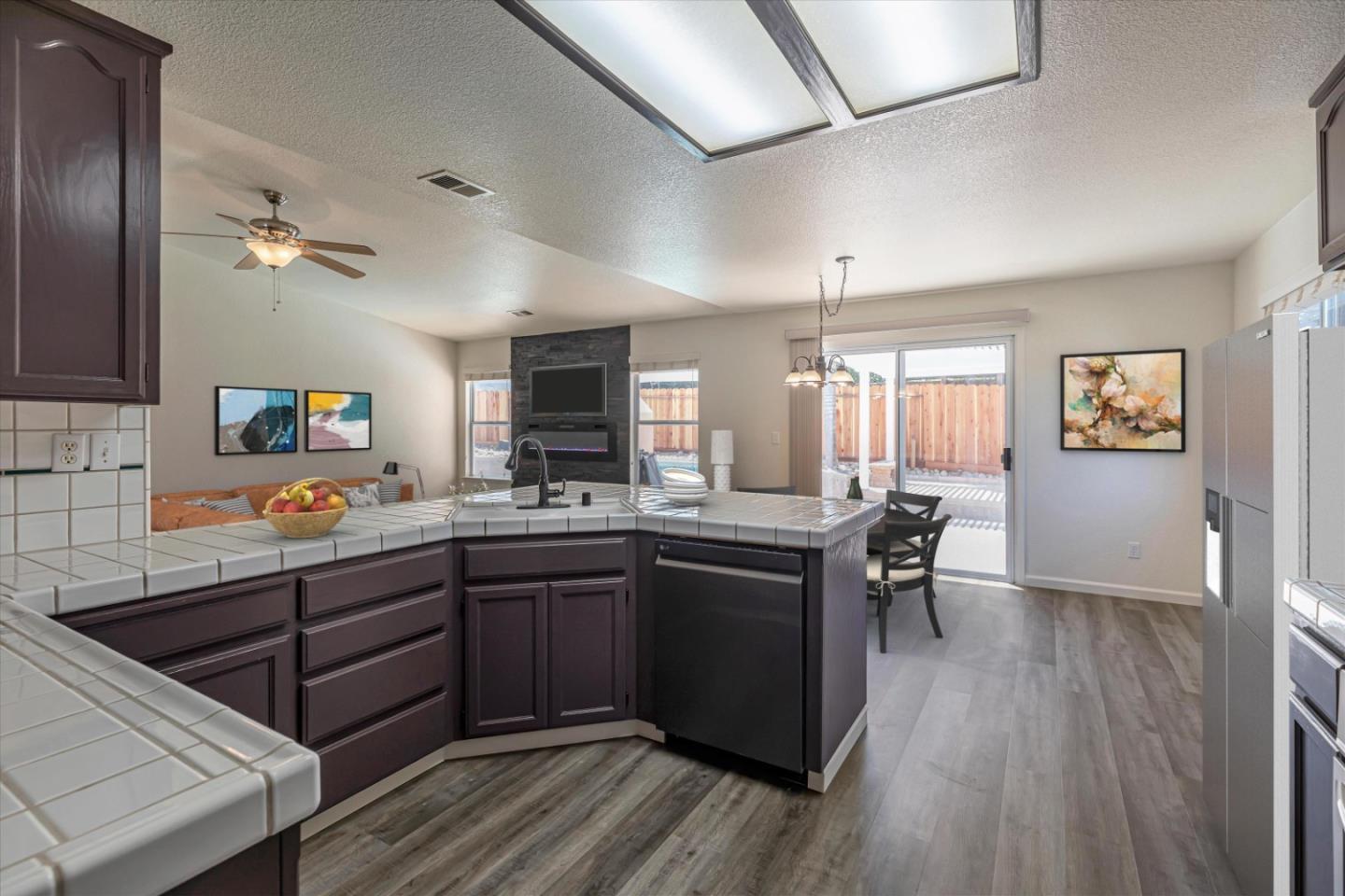 Detail Gallery Image 14 of 39 For 2161 Teakwood Ct, Hollister,  CA 95023 - 5 Beds | 3 Baths