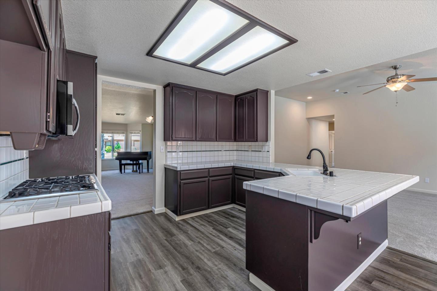 Detail Gallery Image 15 of 39 For 2161 Teakwood Ct, Hollister,  CA 95023 - 5 Beds | 3 Baths