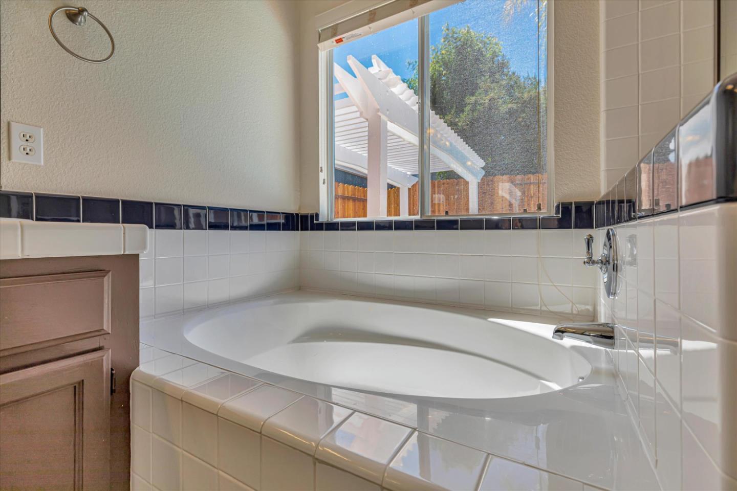 Detail Gallery Image 18 of 39 For 2161 Teakwood Ct, Hollister,  CA 95023 - 5 Beds | 3 Baths