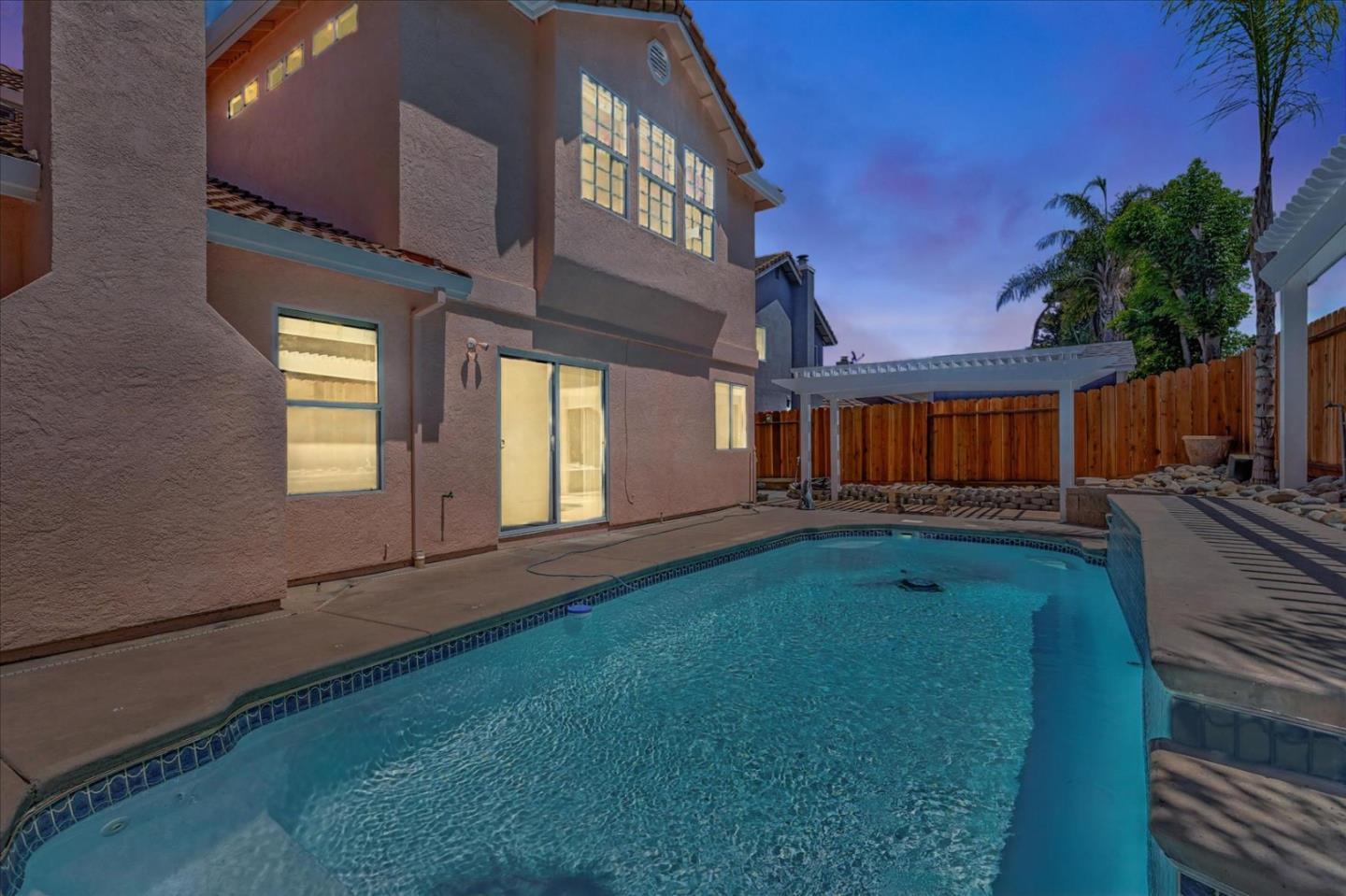 Detail Gallery Image 4 of 39 For 2161 Teakwood Ct, Hollister,  CA 95023 - 5 Beds | 3 Baths