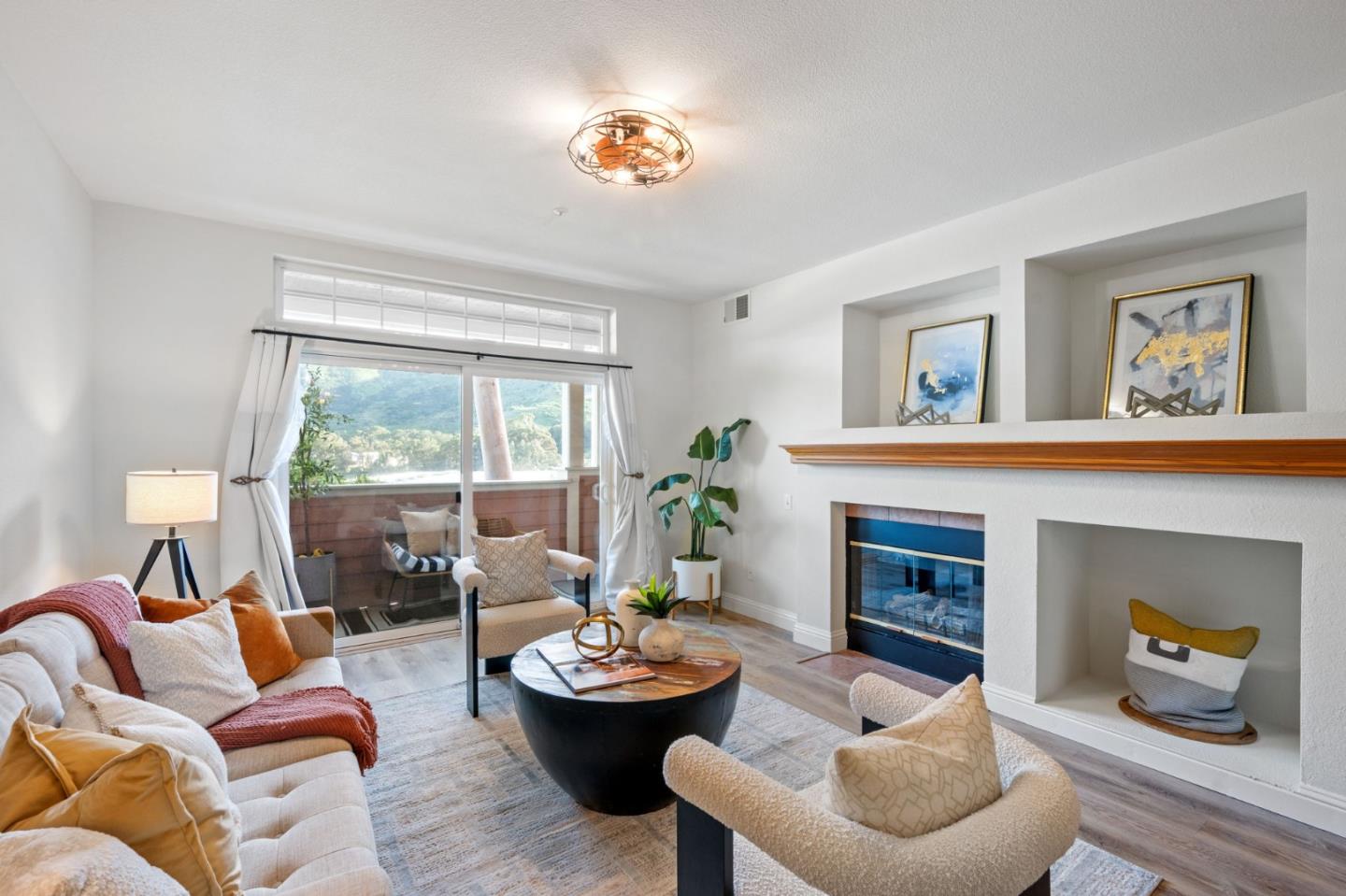 Detail Gallery Image 4 of 34 For 212 Crescent Ct, Brisbane,  CA 94005 - 2 Beds | 2 Baths