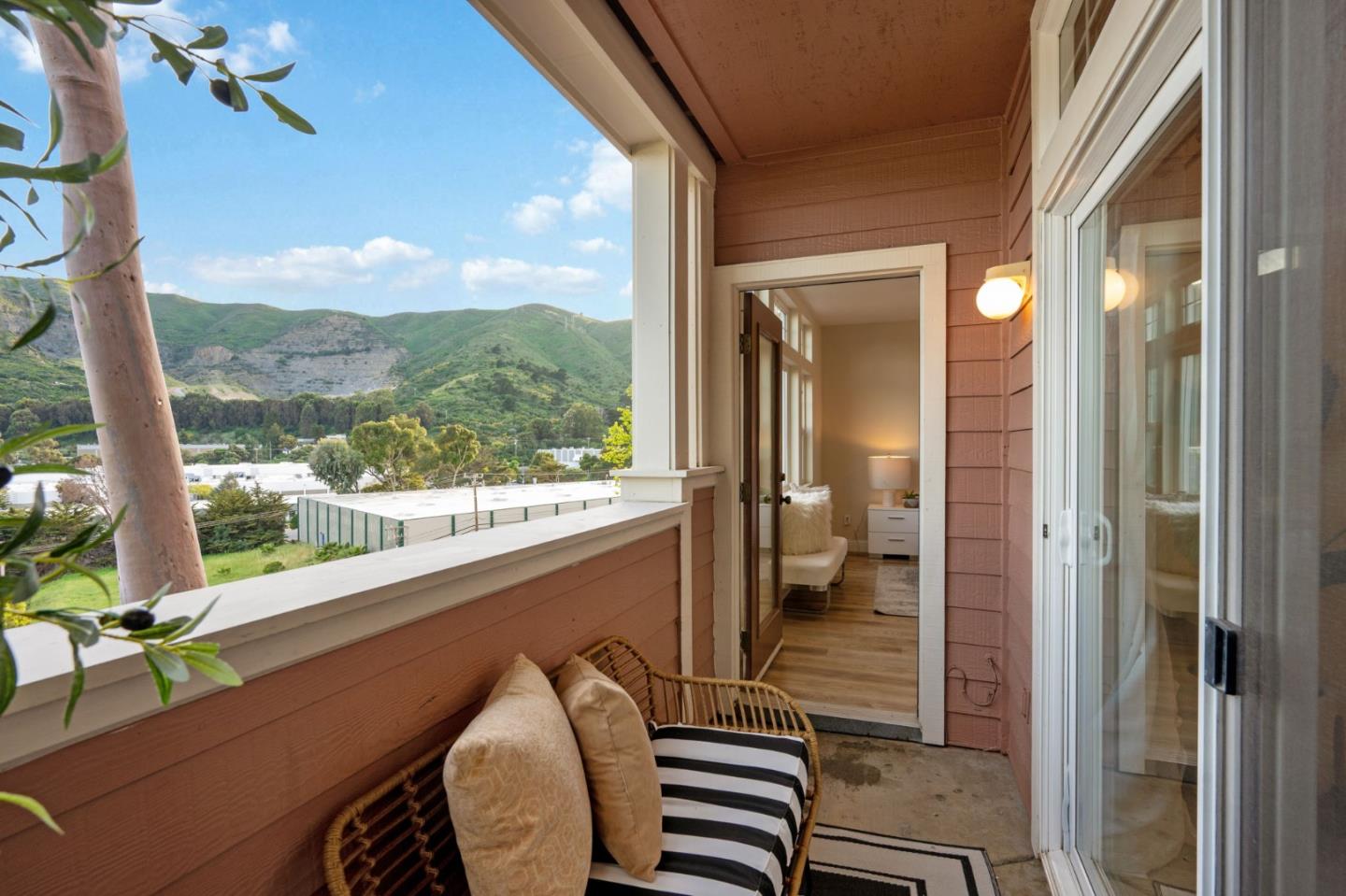 Detail Gallery Image 7 of 34 For 212 Crescent Ct, Brisbane,  CA 94005 - 2 Beds | 2 Baths