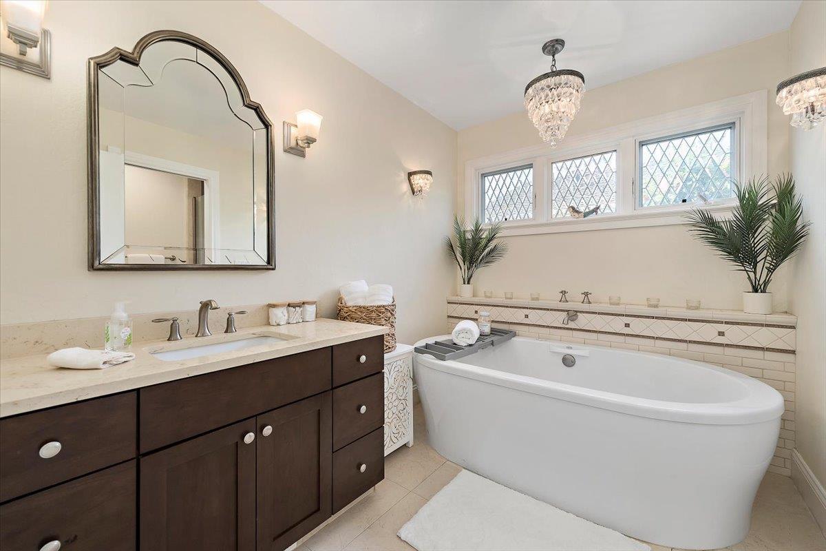 Detail Gallery Image 13 of 27 For 1722 Sweetbriar Dr, San Jose,  CA 95125 - 4 Beds | 2/1 Baths
