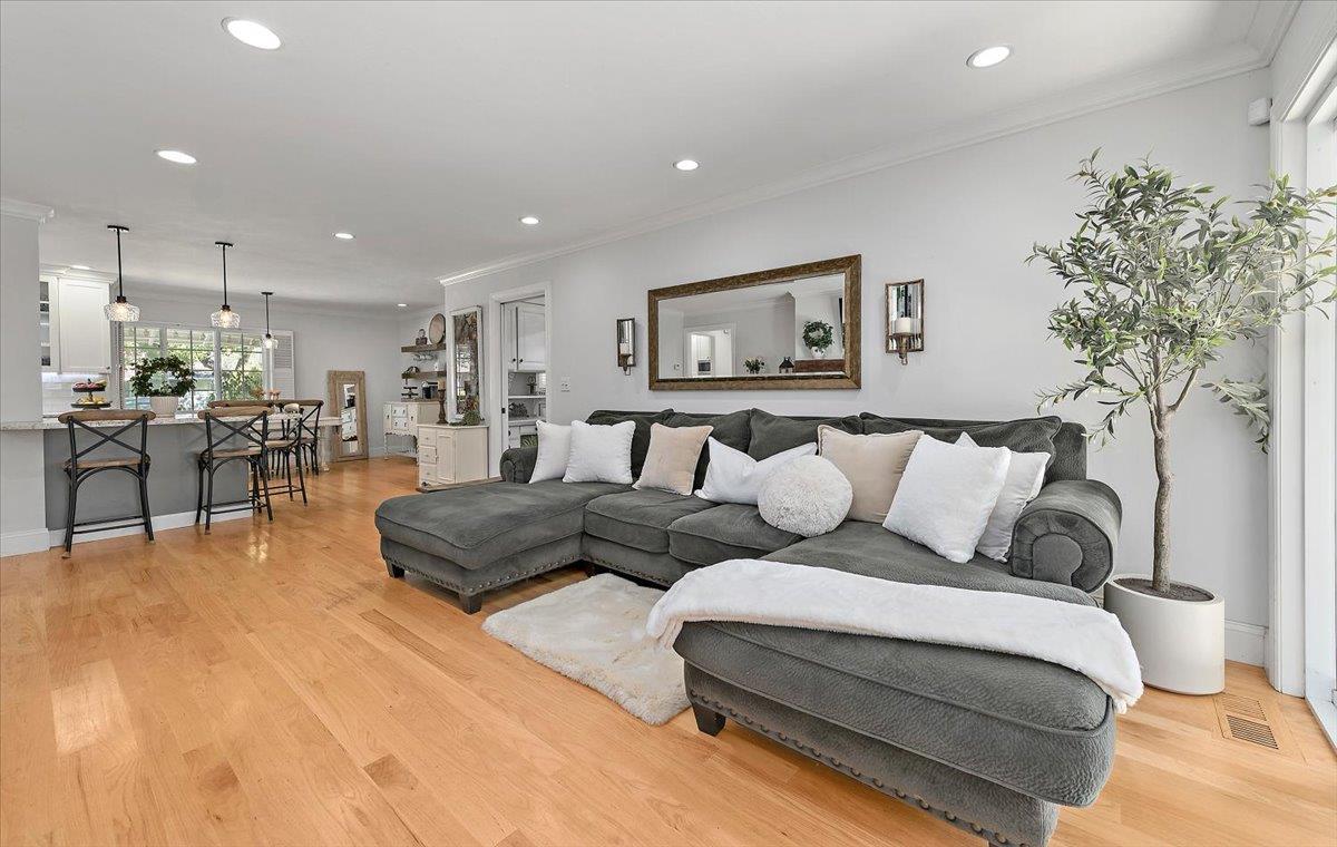 Detail Gallery Image 8 of 27 For 1722 Sweetbriar Dr, San Jose,  CA 95125 - 4 Beds | 2/1 Baths