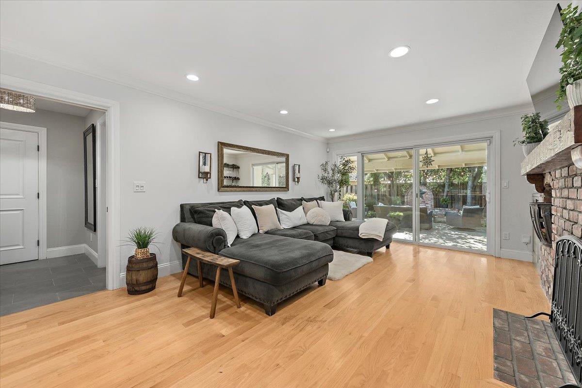 Detail Gallery Image 9 of 27 For 1722 Sweetbriar Dr, San Jose,  CA 95125 - 4 Beds | 2/1 Baths