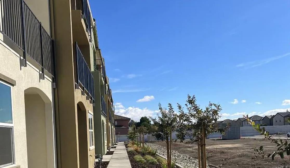 Front Image Thumbnail for ML82040628