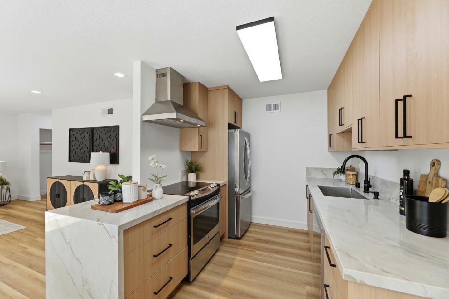 Detail Gallery Image 3 of 14 For 1097 Ribisi Cir, San Jose,  CA 95131 - 3 Beds | 1 Baths