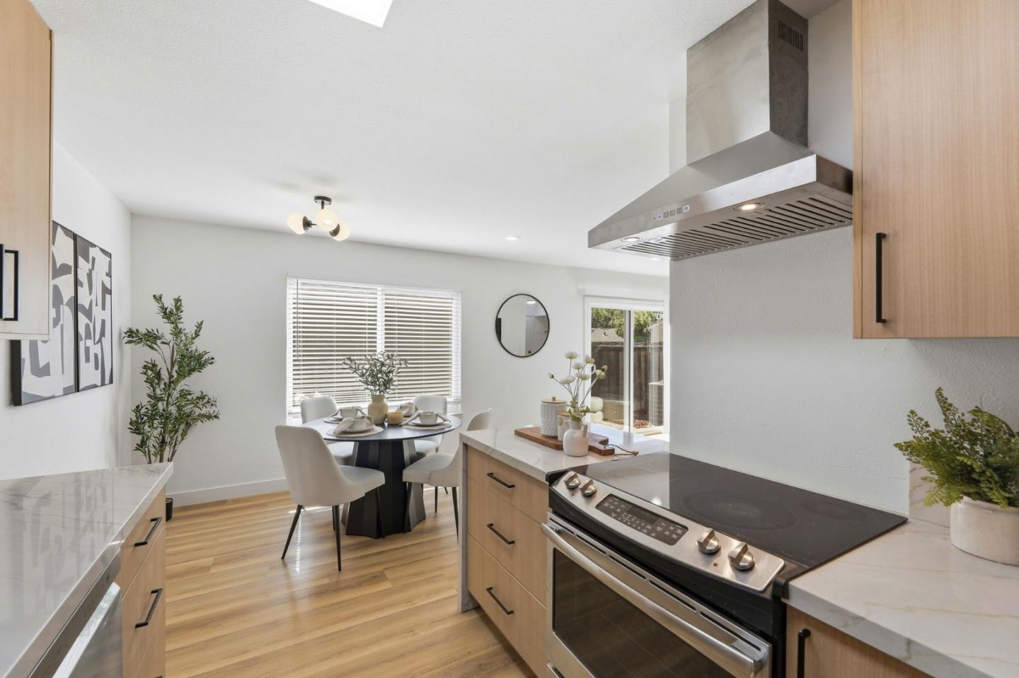 Detail Gallery Image 4 of 14 For 1097 Ribisi Cir, San Jose,  CA 95131 - 3 Beds | 1 Baths