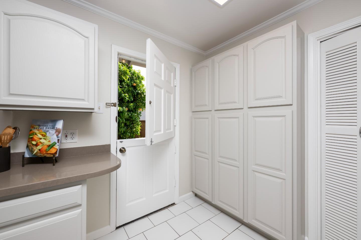 Detail Gallery Image 10 of 22 For 910 Folkstone Ave, San Mateo,  CA 94402 - 3 Beds | 1 Baths