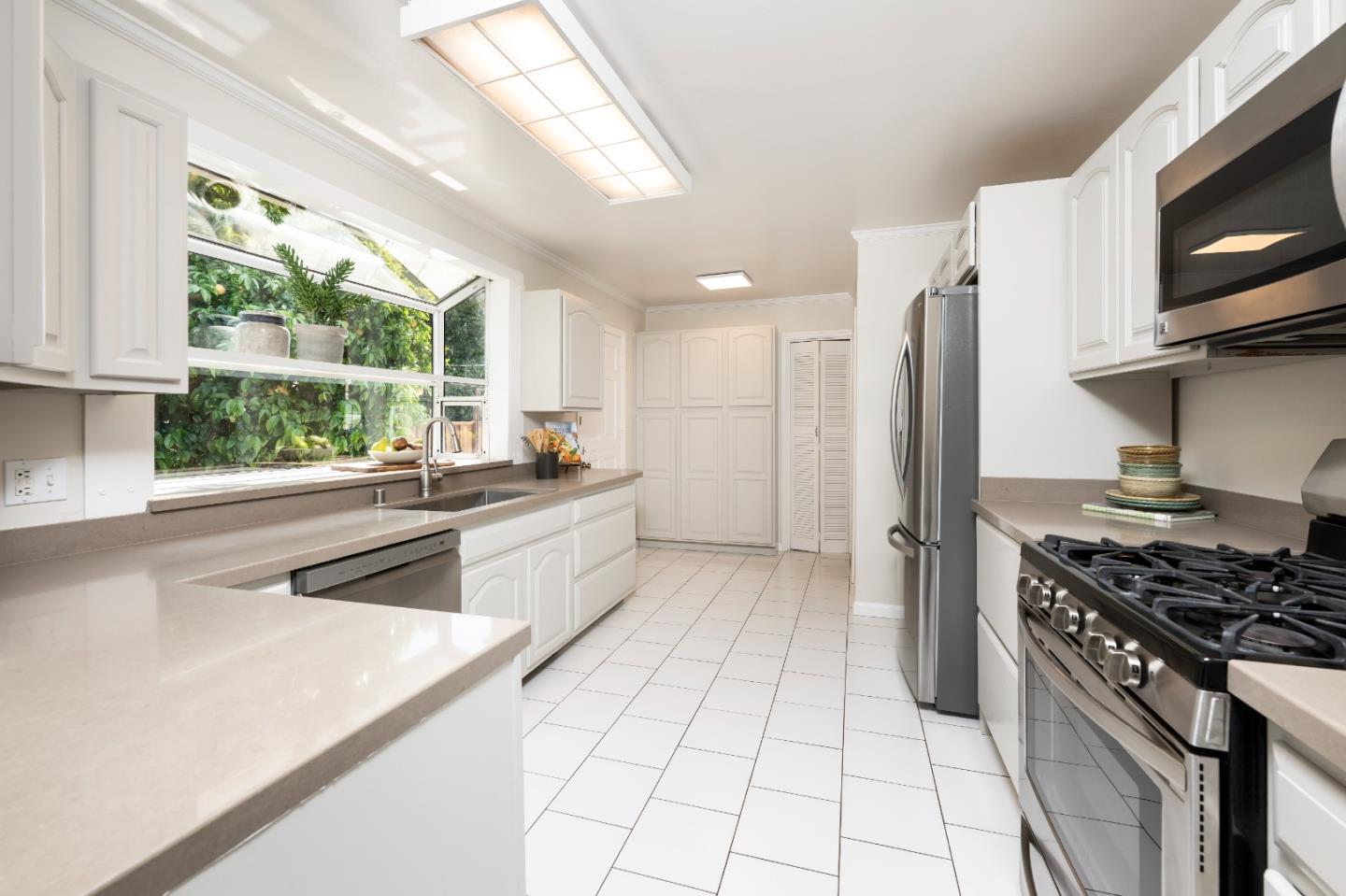 Detail Gallery Image 8 of 22 For 910 Folkstone Ave, San Mateo,  CA 94402 - 3 Beds | 1 Baths