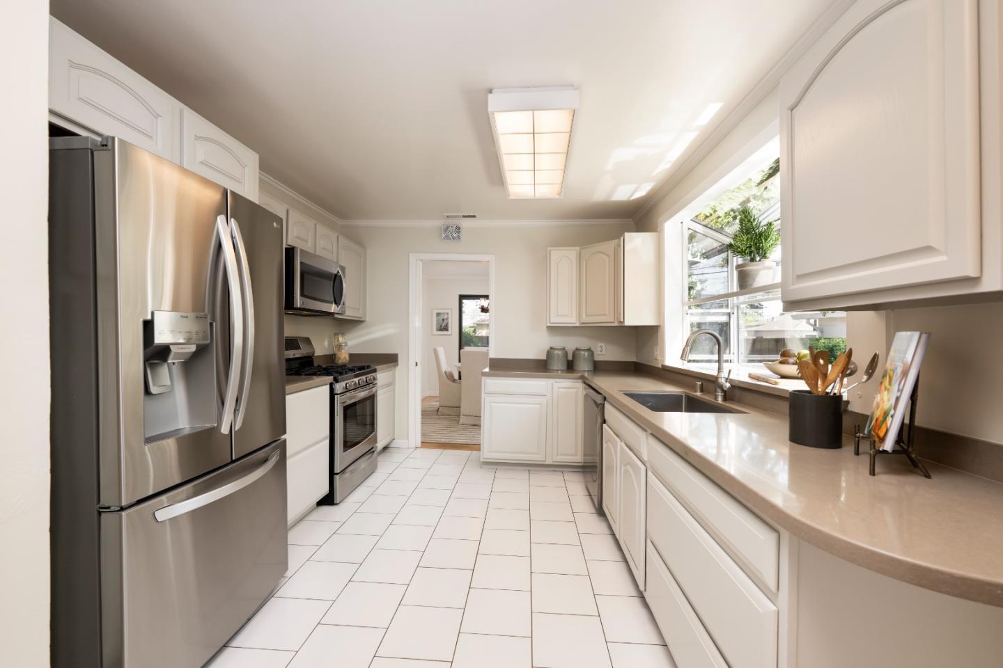 Detail Gallery Image 9 of 22 For 910 Folkstone Ave, San Mateo,  CA 94402 - 3 Beds | 1 Baths