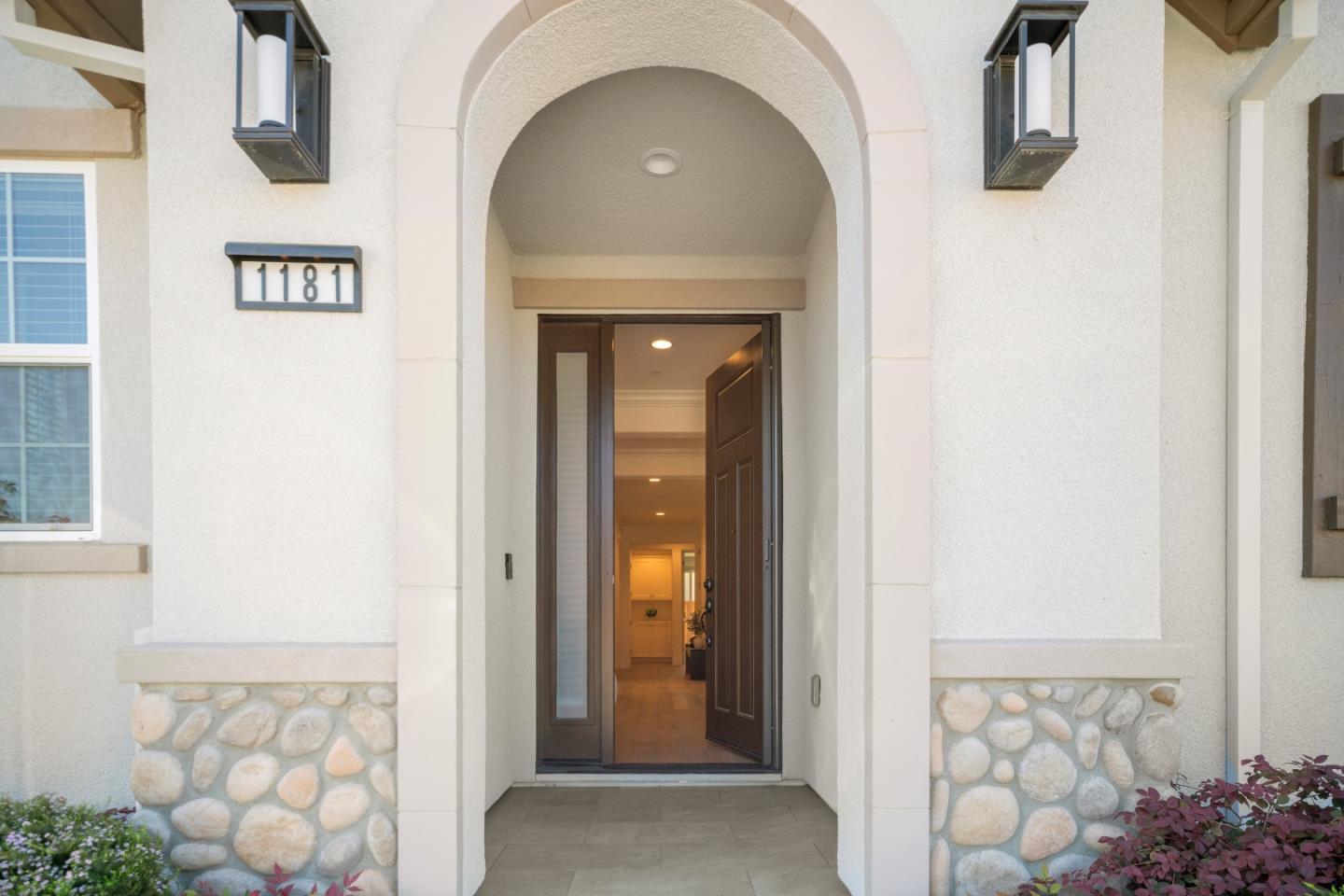 Detail Gallery Image 4 of 48 For 1181 Mcclellan St, Hollister,  CA 95023 - 2 Beds | 2 Baths