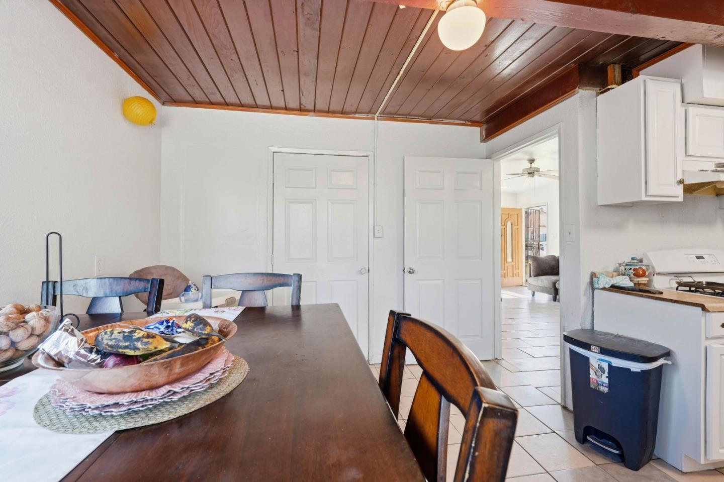 Detail Gallery Image 11 of 35 For 333 W 4th St, Stockton,  CA 95206 - 5 Beds | 2 Baths