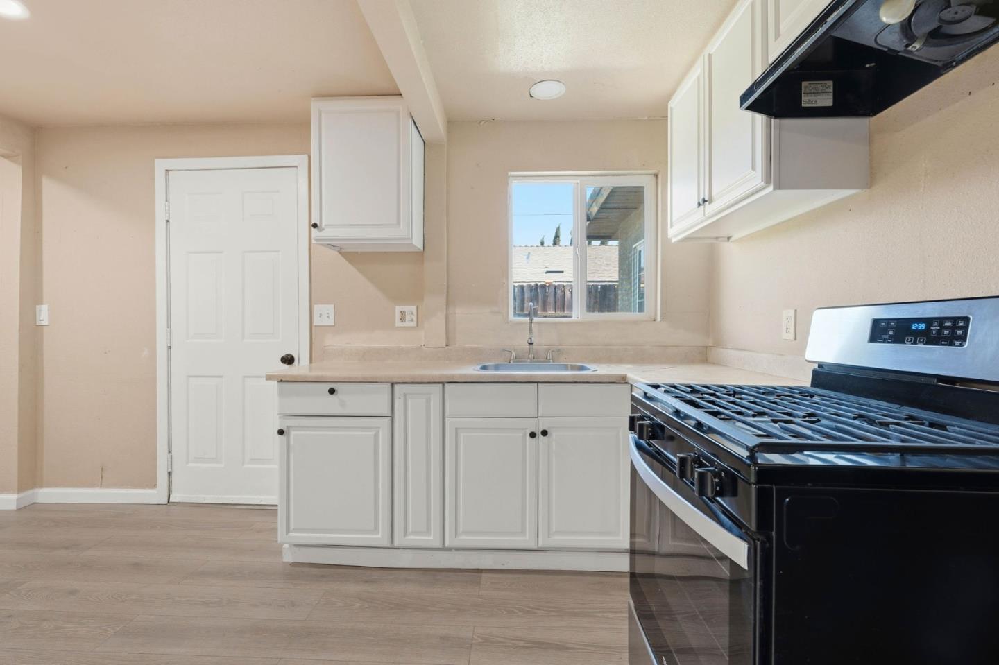 Detail Gallery Image 14 of 35 For 333 W 4th St, Stockton,  CA 95206 - 5 Beds | 2 Baths