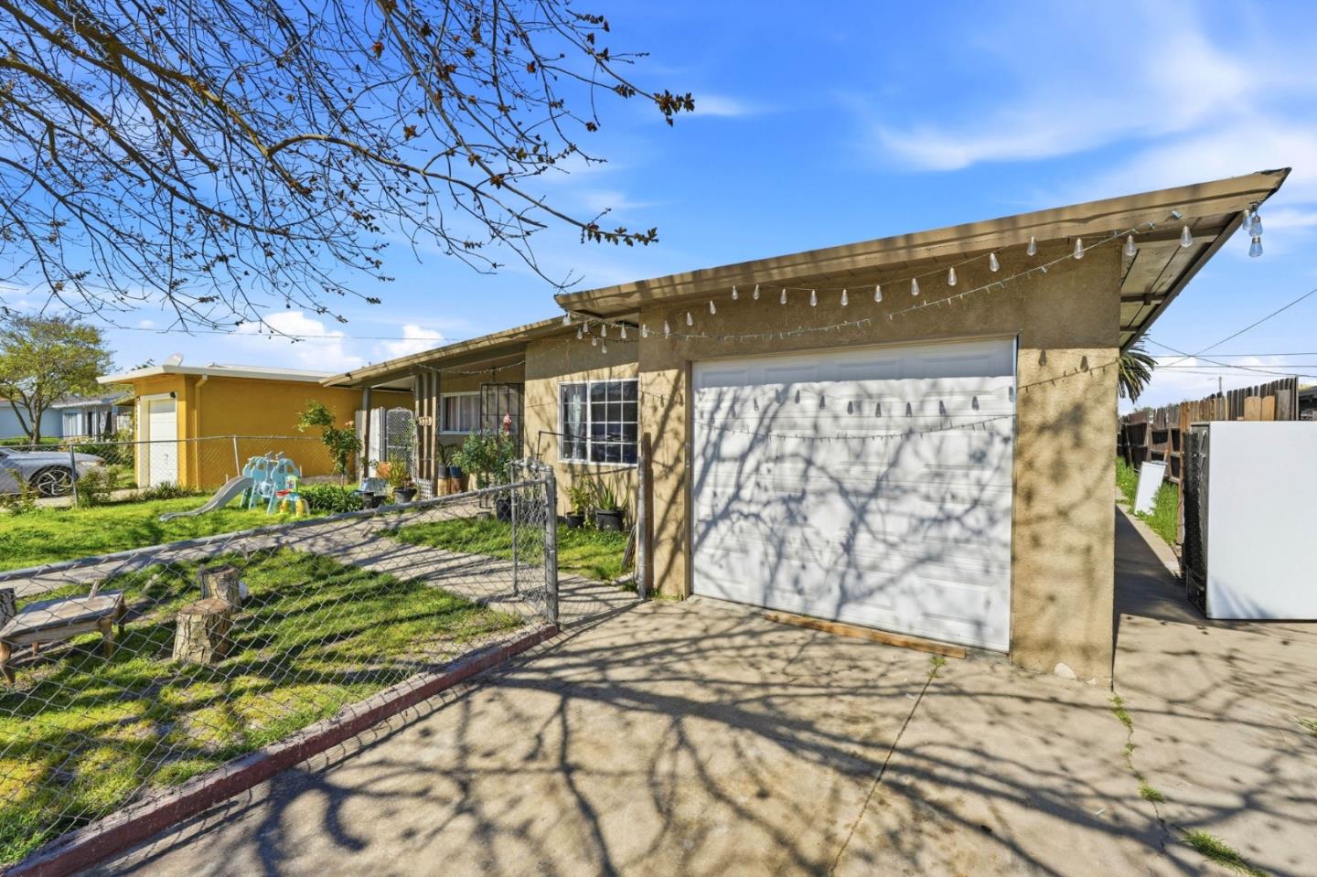 Detail Gallery Image 2 of 35 For 333 W 4th St, Stockton,  CA 95206 - 5 Beds | 2 Baths