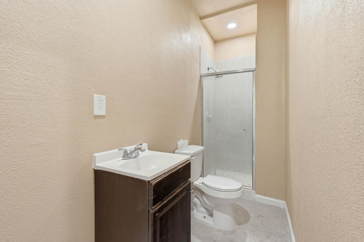 Detail Gallery Image 25 of 35 For 333 W 4th St, Stockton,  CA 95206 - 5 Beds | 2 Baths