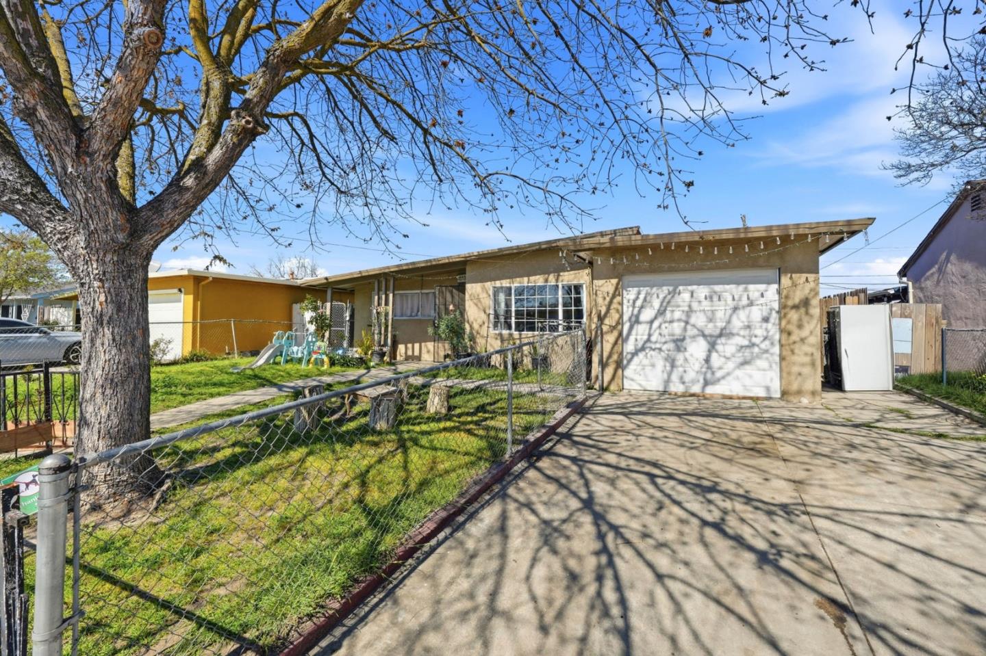 Detail Gallery Image 3 of 35 For 333 W 4th St, Stockton,  CA 95206 - 5 Beds | 2 Baths