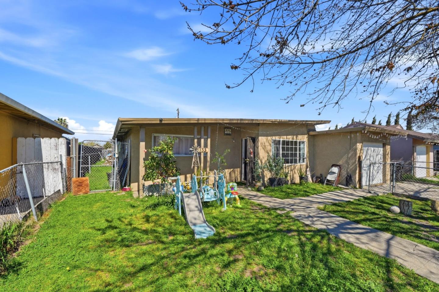 Detail Gallery Image 4 of 35 For 333 W 4th St, Stockton,  CA 95206 - 5 Beds | 2 Baths