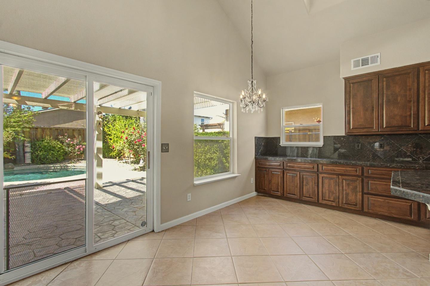 Detail Gallery Image 14 of 57 For 1753 Mills, Los Banos,  CA 93635 - 4 Beds | 3 Baths