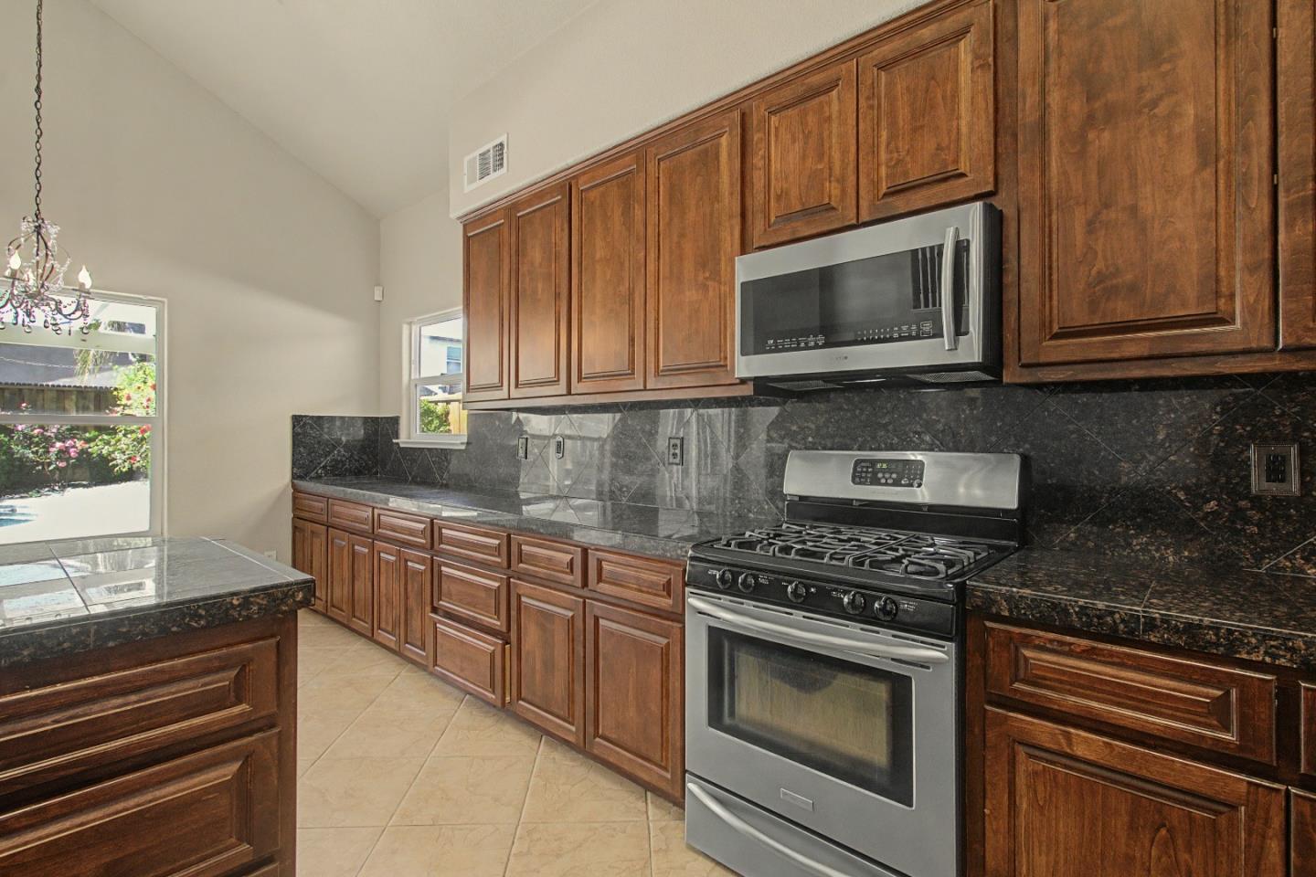 Detail Gallery Image 7 of 57 For 1753 Mills, Los Banos,  CA 93635 - 4 Beds | 3 Baths