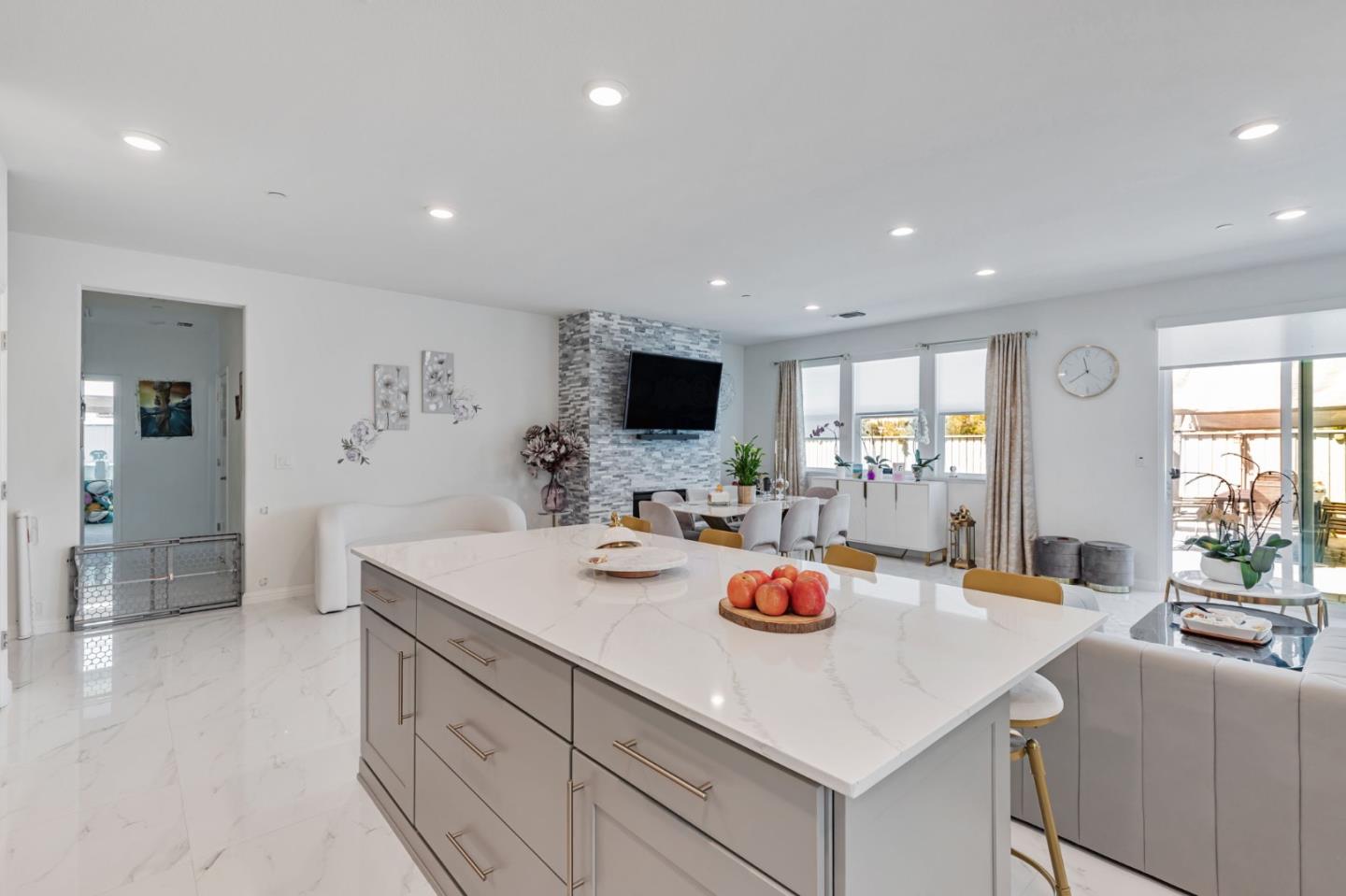 Detail Gallery Image 9 of 28 For 2880 Grayson Ct, Hollister,  CA 95023 - 4 Beds | 2 Baths